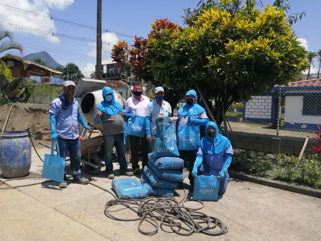 mangas y monjas entregadas a trabajadores de la construcción por Cemento ALIÓN